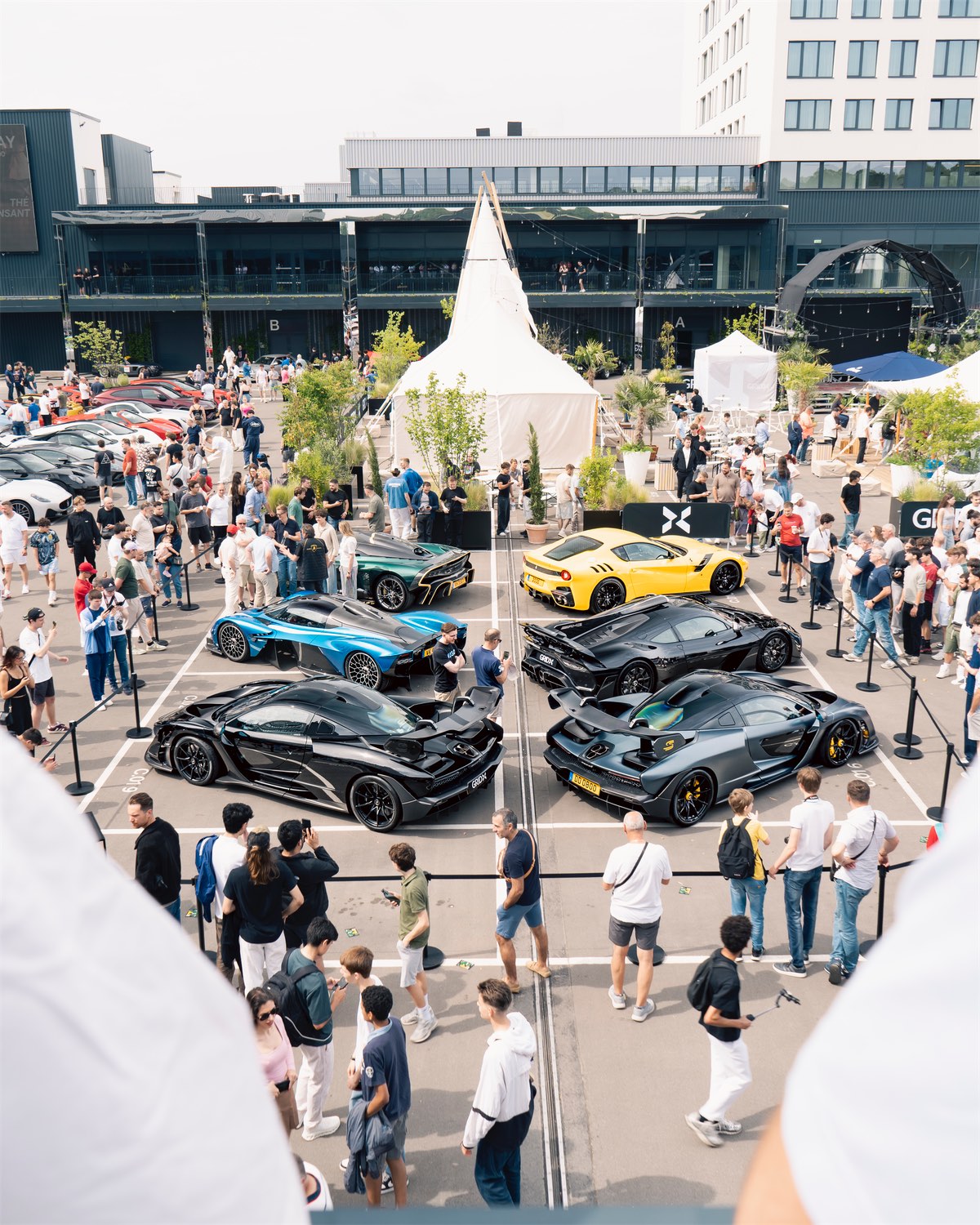 Rassemblement Drive X Friends au GRIDX vu d'en haut : la foule au milieu des supercars
